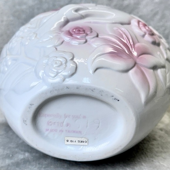 Vintage Heart Vase Floral Hands Mother Child 1985 FTD Taiwan Ceramic Pink Roses - Picture 2 of 6